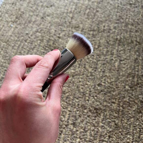 It cosmetics Flat Top Buffing Foundation Brush - Picture 4 of 5